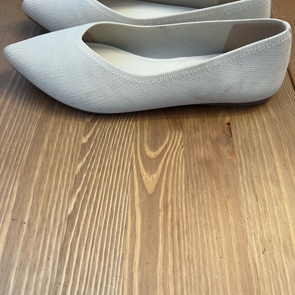 Cream Textured Flats with Pointed Toe Design - Picture 3 of 5